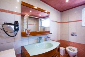 A bathroom at Vasso Apartments 3