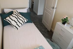 Cama o camas de una habitación en Cosy & Spacious 5 bedroom Luxurious Home