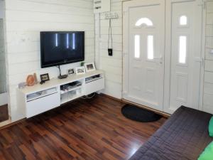 uma sala de estar com uma televisão de ecrã plano e uma porta em Holiday Home Dada - BIG316 by Interhome em Sveti Filip i Jakov