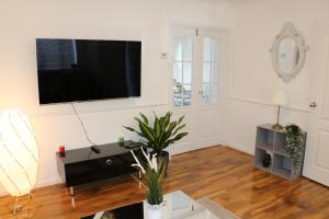 En TV eller et underholdningssystem på Cosy & Spacious 5 bedroom Luxurious Home