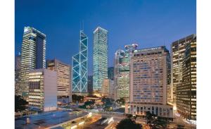 un profilo della città con edifici alti in una città di Mandarin Oriental, Hong Kong a Hong Kong