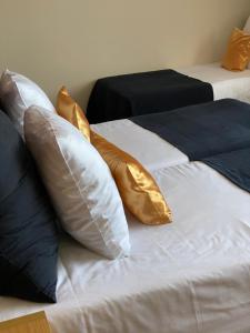 Postel nebo postele na pokoji v ubytování Axis Hotel