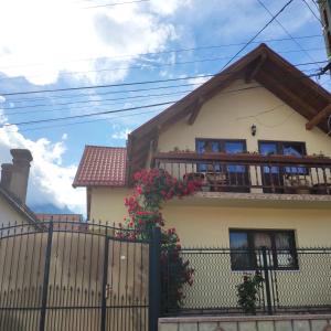 Casa con valla y balcón en Casa Piatra Craiului en Zărneşti