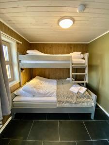 1 Schlafzimmer mit 2 Etagenbetten in einem Zimmer in der Unterkunft Korgfjellet Fjellstue as in Korgen