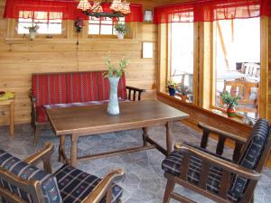 uma sala de jantar com uma mesa e duas cadeiras em Chalet Elisabeth - FJH664 by Interhome em Eikelandsosen