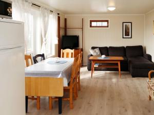 SørbøにあるHoliday Home Solbris by Interhomeのキッチンとテーブルとソファのあるリビングルーム +7枚の写真