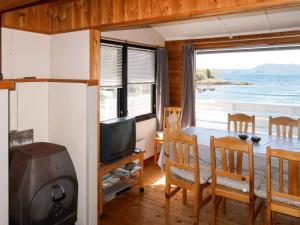 eine Küche und ein Esszimmer mit Meerblick in der Unterkunft Holiday Home Jokobu - FJH087 by Interhome in Skånevik