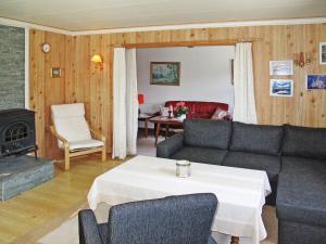 Posezení v ubytování Holiday Home Bjørkeneset - FJH621 by Interhome