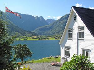 巴里斯川的住宿－Chalet Villa Esefjord - FJS003 by Interhome，享有湖泊和山脉美景的度假屋