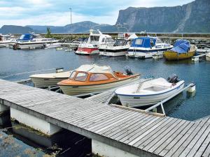 Une bande de bateaux amarrés dans un port dans l'établissement Holiday Home Fjordperlen - FJS145 by Interhome, à Sørbø