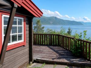 um camarote com um deque com vista para um lago em Chalet Brattland - FJS021 by Interhome em Balestrand