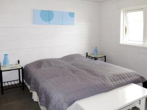 una camera con un letto e due tavoli con vasi blu di Chalet Naustet by Interhome a Balestrand