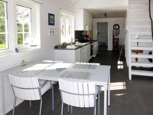 A kitchen or kitchenette at Chalet Naustet - FJS027