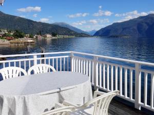 un tavolo e sedie su una terrazza con vista sul lago di Chalet Naustet by Interhome a Balestrand Altre 19 foto