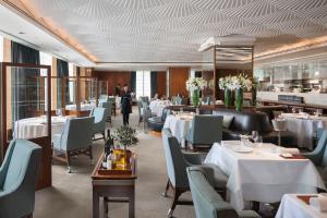 Um restaurante ou outro lugar para comer em Mandarin Oriental, Hong Kong
