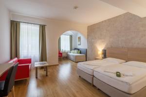 A bed or beds in a room at Wesenufer Hotel & Seminarkultur an der Donau
