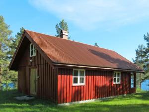 un granero rojo con techo rojo en Chalet Saglia - SOO020 by Interhome, en Mjåvatn