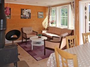 uma sala de estar com um sofá e uma mesa em Chalet Rødhette - FJS386 by Interhome em Gudvangen