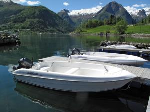 una barca bianca ormeggiata al molo di un lago di Holiday Home Naustvollen - FJS123 by Interhome a Balestrand