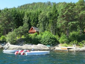 due barche in acqua di fronte a una cabina di Holiday Home August - FJS112 by Interhome a Balestrand