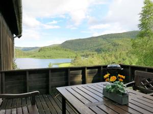 - Terraza con mesa y vistas al lago en Chalet Moebu - SOO040 by Interhome, en Mjåvatn