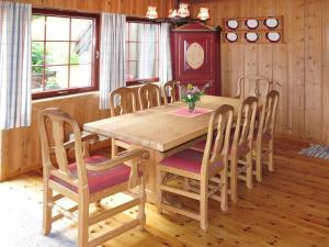 mesa de comedor de madera con sillas y reloj en Chalet Moebu - SOO040 by Interhome, en Mjåvatn