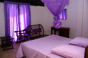 Katil atau katil-katil dalam bilik di Relax Inn Hikkaduwa