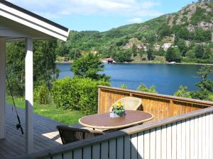 靈達爾的住宿－Holiday Home Espeøya - SOW045 by Interhome，湖景甲板上的桌子