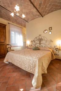 a bedroom with a large bed in a room at Casa Vacanze Villa Maria in Anghiari