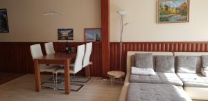 um quarto com uma cama, uma mesa e uma secretária em Apartment Tánička - Chopok Juh, Tále em Brezno