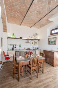 アンギアーリにあるCasa Vacanze Villa Mariaのキッチン、ダイニングルーム(テーブル、椅子付)