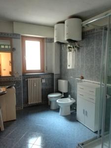 ein Bad mit einem WC, einem Waschbecken und einem Fenster in der Unterkunft Appartamento Teodorico in Verona