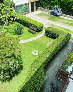 einen Blick über einen Garten mit einer Bank in der Unterkunft B&B Villa dei Fiori in SantʼEufemia Lamezia