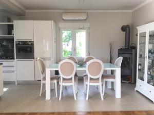 Kuchyňa alebo kuchynka v ubytovaní Holiday House Lilija