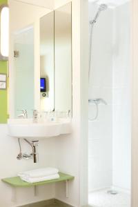 MIA HOTELS Fes في فاس: حمام مع حوض ومرآة