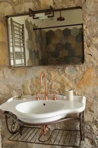 La Vieille Ferme de Grasse في جراس: حمام مع حوض ومرآة