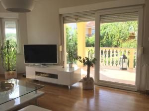 Televízia a/alebo spoločenská miestnosť v ubytovaní Holiday House Lilija