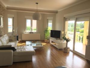 Televízia a/alebo spoločenská miestnosť v ubytovaní Holiday House Lilija