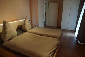 a bedroom with a bed and a couch with pillows at Weingut Göbel-Schausten in Ernst