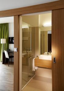 A bed or beds in a room at Wesenufer Hotel & Seminarkultur an der Donau