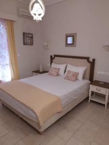 1 dormitorio con 1 cama grande y 2 almohadas en Bellarias House en Nydri