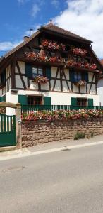 ein Gebäude mit Blumenkästen an der Seite in der Unterkunft gîte rural "la bergerie" in Friedolsheim