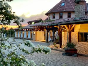 a building with a courtyard with at István Parkhotel és Gasztrofarm in Sormás