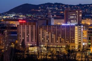 Mercure Budapest Castle Hill في بودابست: منظر على أفق المدينة في الليل