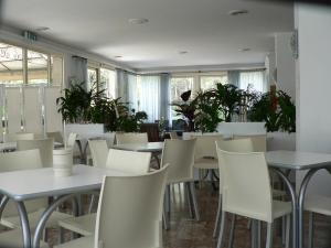 Hotel Haiti tesisinde bir restoran veya yemek mekanı