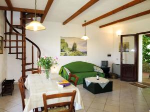 BoccheggianoにあるHoliday Home Campitello by Interhomeのリビングルーム(テーブル、緑のソファ付)