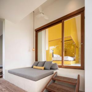 een slaapkamer met een bed en een raam bij Baan Pomphet in Phra Nakhon Si Ayutthaya