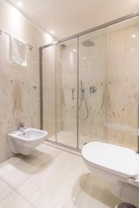 uma casa de banho com um chuveiro, um WC e um lavatório. em Residence Suite a Venezia em Veneza