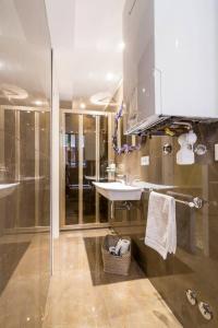 uma grande casa de banho com um lavatório e um chuveiro em Residence Suite a Venezia em Veneza