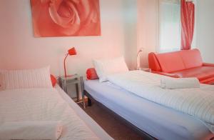 Säng eller sängar i ett rum på Motel - Hôtel "Inter-Alp" à St-Maurice